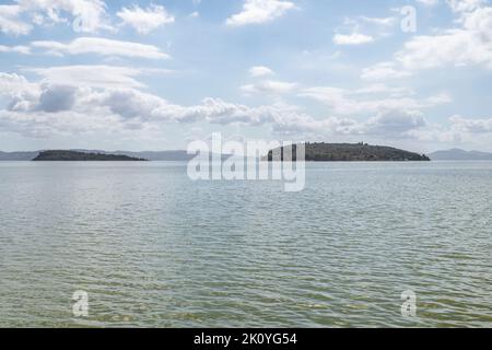 Die beiden Inseln Isola Maggiore und Isola Minore des Trasimeno-Sees, von Tuoro aus gesehen, Perugia Italien Stockfoto