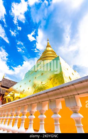 Wunderschöne Aussicht auf den Wat Phra Singh Tempel mit goldener Chedi Stupa und Pagode in Chiang Mai City, Thailand. Symbol des buddhismus und der alten Spiritualität. Stockfoto