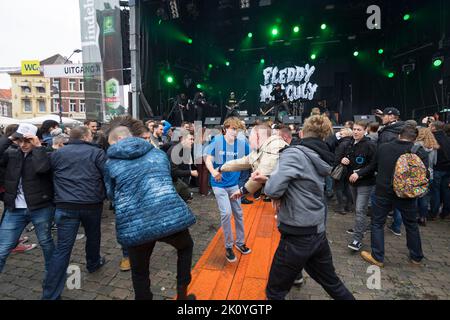 Wildes Tanzen beim Befreiungsfestival in Roermond, Niederlande Stockfoto