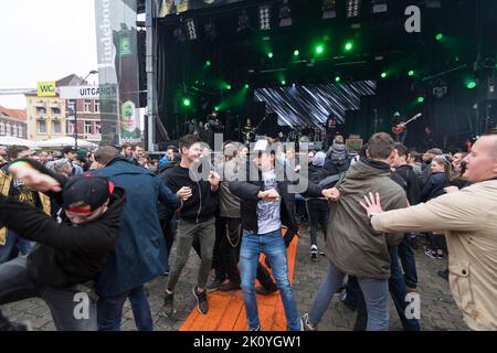 Wildes Tanzen beim Befreiungsfestival in Roermond, Niederlande Stockfoto