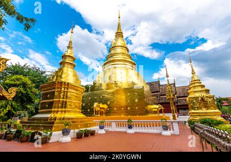 Wunderschöne Aussicht auf den Wat Phra Singh Tempel mit goldener Chedi Stupa und Pagode in Chiang Mai City, Thailand. Symbol des buddhismus und der alten Spiritualität. Stockfoto