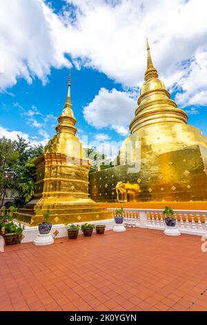 Wunderschöne Aussicht auf den Wat Phra Singh Tempel mit goldener Chedi Stupa und Pagode in Chiang Mai City, Thailand. Symbol des buddhismus und der alten Spiritualität. Stockfoto