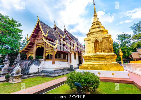 Wunderschöne Aussicht auf den Wat Phra Singh Tempel mit goldener Chedi Stupa und Pagode in Chiang Mai City, Thailand. Symbol des buddhismus und der alten Spiritualität. Stockfoto