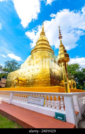 Wunderschöne Aussicht auf den Wat Phra Singh Tempel mit goldener Chedi Stupa und Pagode in Chiang Mai City, Thailand. Symbol des buddhismus und der alten Spiritualität. Stockfoto