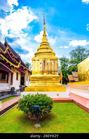 Wunderschöne Aussicht auf den Wat Phra Singh Tempel mit goldener Chedi Stupa und Pagode in Chiang Mai City, Thailand. Symbol des buddhismus und der alten Spiritualität. Stockfoto