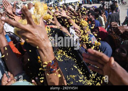 In Sehwan, Provinz Sindh, Pakistan, erhalten die von Überschwemmungen betroffenen Menschen Hilfe, 01. September 2022. Nach Angaben der National Disaster Management Authority Stockfoto