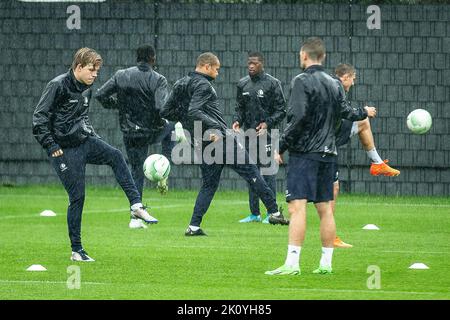 Die Spieler von Gent, die während einer Trainingseinheit des belgischen Fußballteams KAA Gent am Mittwoch, den 14. September 2022 in Gent, zur Vorbereitung des morgigen Spiels gegen das irische Team Shamrock Rovers am zweiten Tag der Gruppenphase der UEFA Europa Conference League aufgenommen wurden. BELGA FOTO JAMES ARTHUR GEKIERE Stockfoto