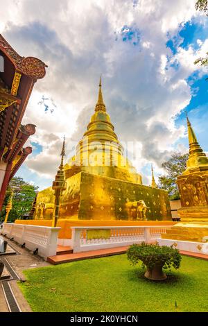 Wunderschöne Aussicht auf den Wat Phra Singh Tempel mit goldener Chedi Stupa und Pagode in Chiang Mai City, Thailand. Symbol des buddhismus und der alten Spiritualität. Stockfoto