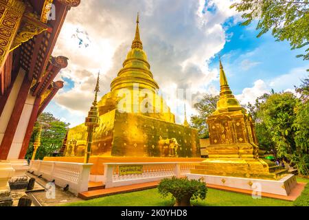 Wunderschöne Aussicht auf den Wat Phra Singh Tempel mit goldener Chedi Stupa und Pagode in Chiang Mai City, Thailand. Symbol des buddhismus und der alten Spiritualität. Stockfoto