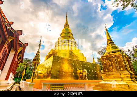 Wunderschöne Aussicht auf den Wat Phra Singh Tempel mit goldener Chedi Stupa und Pagode in Chiang Mai City, Thailand. Symbol des buddhismus und der alten Spiritualität. Stockfoto