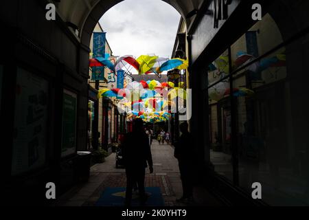 Bunte Regenschirme in der Mitte. Der Blick auf das Einkaufszentrum von Kilkenny. Stockfoto