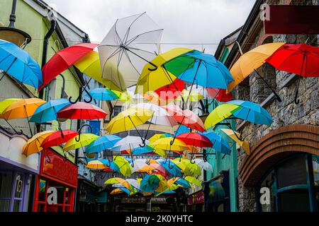 Bunte Regenschirme in der Mitte. Der Blick auf das Einkaufszentrum von Kilkenny. Stockfoto