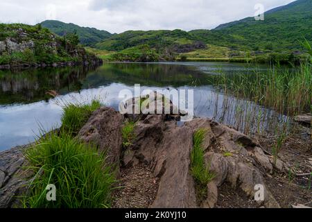 Treffen der Gewässer, Killarney.. Hier verschmelzen alle drei herrlichen Seen von Killarney mit der alten Weir Bridge. Stockfoto