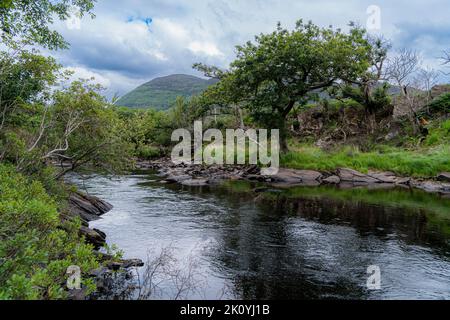 Treffen der Gewässer, Killarney.. Hier verschmelzen alle drei herrlichen Seen von Killarney mit der alten Weir Bridge. Stockfoto