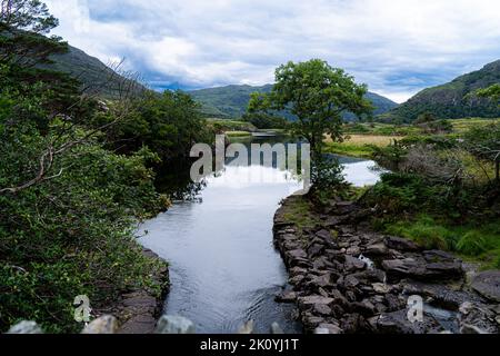 Treffen der Gewässer, Killarney.. Hier verschmelzen alle drei herrlichen Seen von Killarney mit der alten Weir Bridge. Stockfoto