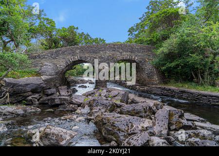 Treffen der Gewässer, Killarney.. Hier verschmelzen alle drei herrlichen Seen von Killarney mit der alten Weir Bridge. Stockfoto