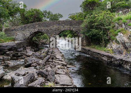 Treffen der Gewässer, Killarney.. Hier verschmelzen alle drei herrlichen Seen von Killarney mit der alten Weir Bridge. Stockfoto