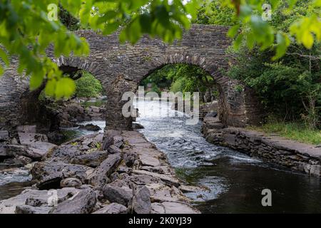 Treffen der Gewässer, Killarney.. Hier verschmelzen alle drei herrlichen Seen von Killarney mit der alten Weir Bridge. Stockfoto