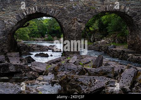 Treffen der Gewässer, Killarney.. Hier verschmelzen alle drei herrlichen Seen von Killarney mit der alten Weir Bridge. Stockfoto