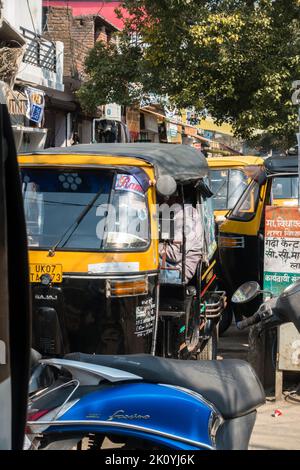 Februar 13. 2022, Dehradun City Uttarakhand Indien. Ein örtliches Motortaxi, eine Auto-Rikscha mit traditionellem gelben Rahmen am Halt genannt. Stockfoto