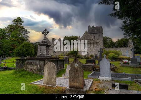 Killarney Muckross Abbey. Gegründet für die Observatine Franciscans um 1448. Eine der wichtigsten kirchlichen Stätten, in Killarney gefunden. Stockfoto