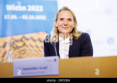 München, Deutschland. 14. September 2022. Hanna Sammüller-Gradl, Kreisverwaltungsreferentin der Landeshauptstadt München, spricht auf einer Pressekonferenz der Münchner Polizei und des Kreisverwaltungsreferat München über die Sicherheits- und Verkehrsmaßnahmen für das Münchner Oktoberfest 187. 2022. Quelle: Matthias Balk/dpa/Alamy Live News Stockfoto