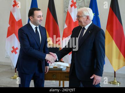 Berlin, Deutschland. 14. September 2022. Der georgische Premierminister Irakli Garibashvili wird vom Bundespräsidenten Frank-Walter Steinmeier (r) zu Gesprächen im Schloss Bellevue empfangen. Quelle: Bernd von Jutrczenka/dpa/Alamy Live News Stockfoto