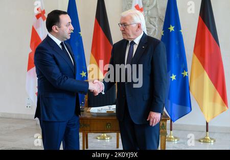 Berlin, Deutschland. 14. September 2022. Der georgische Premierminister Irakli Garibashvili wird vom Bundespräsidenten Frank-Walter Steinmeier (r) zu Gesprächen im Schloss Bellevue empfangen. Quelle: Bernd von Jutrczenka/dpa/Alamy Live News Stockfoto