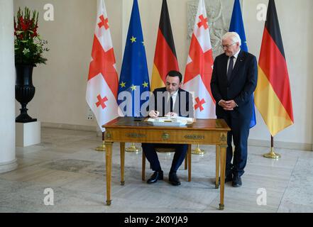 Berlin, Deutschland. 14. September 2022. Der georgische Premierminister Irakli Garibashvili unterschreibt das Gästebuch vor einem Treffen mit Bundespräsident Frank-Walter Steinmeier (r) im Schloss Bellevue. Quelle: Bernd von Jutrczenka/dpa/Alamy Live News Stockfoto