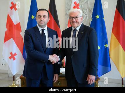 Berlin, Deutschland. 14. September 2022. Der georgische Premierminister Irakli Garibashvili wird vom Bundespräsidenten Frank-Walter Steinmeier (r) zu Gesprächen im Schloss Bellevue empfangen. Quelle: Bernd von Jutrczenka/dpa/Alamy Live News Stockfoto