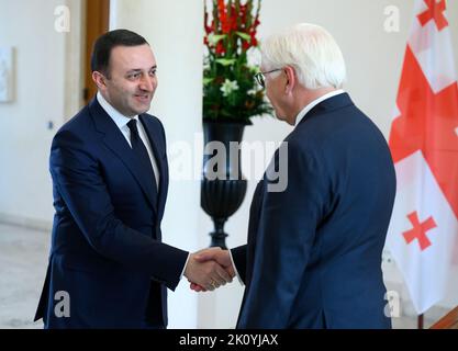 Berlin, Deutschland. 14. September 2022. Der georgische Premierminister Irakli Garibashvili wird vom Bundespräsidenten Frank-Walter Steinmeier (r) zu Gesprächen im Schloss Bellevue empfangen. Quelle: Bernd von Jutrczenka/dpa/Alamy Live News Stockfoto