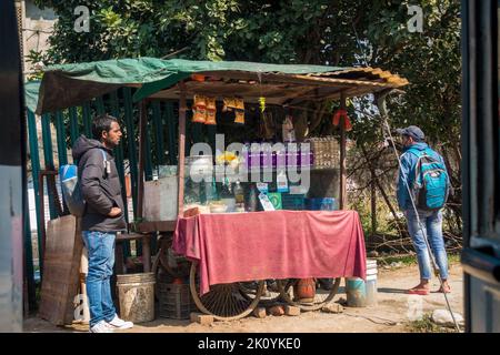 Februar 13. 2022, Dehradun City Uttarakhand Indien. Menschen an einem Teestube und einem Erfrischungsstand in der ländlichen Gegend Nordindiens. Stockfoto