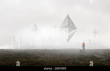 Pyramide schwimmt in der Luft Stockfoto
