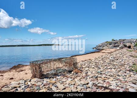 Beschädigte Hummerfalle am Big Island Beach in Nova Scotia. Stockfoto