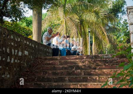 April 13. 2022, Dehradun City Uttarakhand Indien. Senioren klatschen im Rahmen ihrer täglichen morgendlichen Übungen in einem Garten zusammen, um fit zu bleiben. Stockfoto