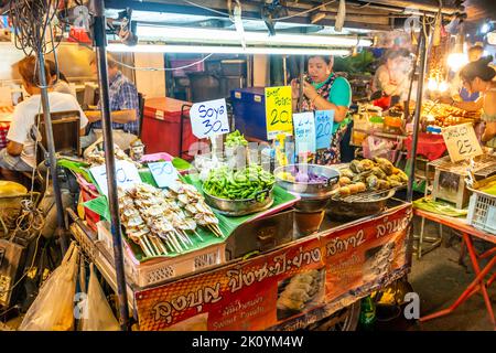 CHIANG MAI, THAILAND - 3.11.2019: Frauen bereiten auf dem Nachtmarkt in Chiang Mai Street Food zu. Berühmtes thailändisches Essen namens Pad Thai, bestellt von t Stockfoto