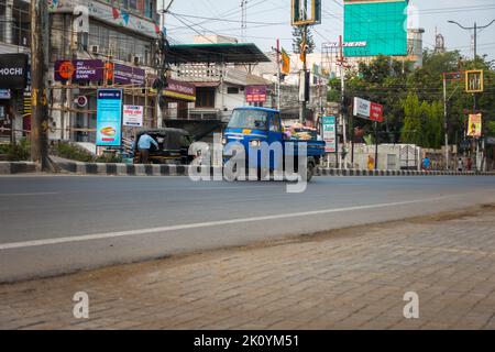 April 13. 2022, Dehradun City Uttarakhand Indien. Traditionelle blaue Dreirad-Auto-Rikscha, die Waren auf den Straßen transportiert. Stockfoto