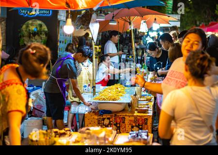 CHIANG MAI, THAILAND - 3.11.2019: Frauen bereiten auf dem Nachtmarkt in Chiang Mai Street Food zu. Berühmtes thailändisches Essen namens Pad Thai, bestellt von t Stockfoto