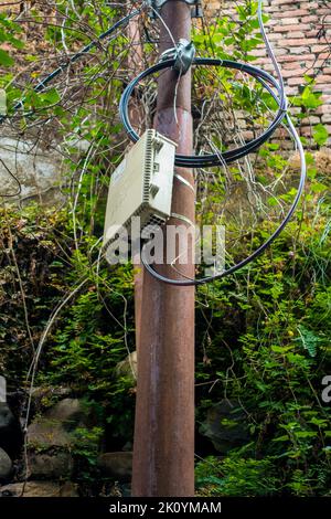 April 13. 2022, Dehradun City Uttarakhand Indien. Jio Fiber Optics 5G Internet-Service-Verteilerkasten mit Anschlüssen an einem elektrischen Mast. Stockfoto