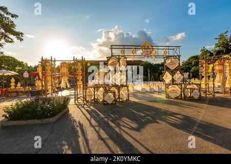 CHIANG MAI, THAILAND - 3.11.2019: Chiang Mai Rathaus mit Statue von drei Königen während des wunderschönen und magischen Sonnenuntergangs. Alte Skulptur, spirituelles thai Stockfoto
