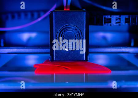 3D Drucker, der ein physisches rotes 3D-Modell mit Kunststoffdraht-Filament erstellt Stockfoto