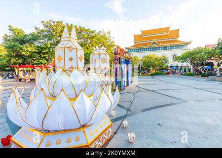 CHIANG MAI, THAILAND - 3.11.2019: Chiang Mai Rathaus mit Statue von drei Königen während des wunderschönen und magischen Sonnenuntergangs. Alte Skulptur, spirituelles thai Stockfoto