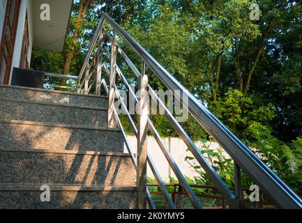 Eine Nahaufnahme einer Granitsteintreppe mit Stahlgeländern in einer modernen Haushaltskonstruktion. Dehradun City Indien Stockfoto