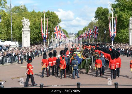 London, Großbritannien. 14. September 2022. Die Prozession mit dem Sarg der Königin nach Westminster verlässt den Buckingham Palace und geht entlang der Mall Credit: MARTIN DALTON/Alamy Live News Stockfoto