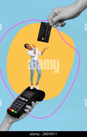 Vertikale Collage Bild von Mini-Person zwischen zwei riesigen Armen halten POS Terminal Kreditkarte auf gemaltem Hintergrund isoliert Stockfoto