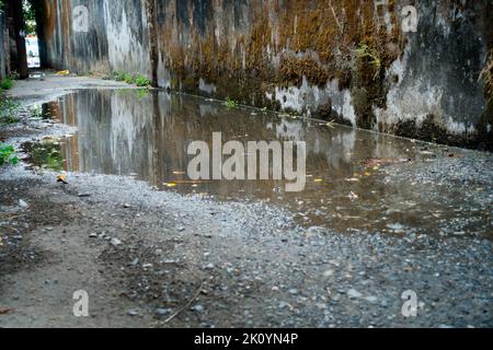 Wassereinschlag während des Monsuns auf den Straßen der indischen Stadt Dehradun. Stockfoto