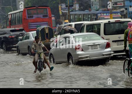 Dhaka. 14. September 2022. Fahrzeuge werden am 14. September 2022 auf einer wasserbefahrenen Straße in Dhaka, Bangladesch, gesehen. Moderate bis schwere Regenfälle haben am Mittwoch Teile der bangladeschischen Hauptstadt Dhaka heimgesucht, tief liegende Gebiete invutiert und den Straßenverkehr gestört. Quelle: Xinhua/Alamy Live News Stockfoto