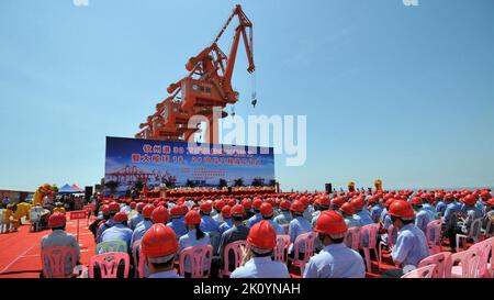 Qinzhou. 21. September 2009. Das am 21. September 2009 aufgenommene Foto zeigt die Abschlusszeremonie von zwei Liegeplätzen im Qinzhou Hafen in Qinzhou, der autonomen Region Guangxi Zhuang im Süden Chinas. Nach 30 Jahren Entwicklung wurde der Hafen von Qinzhou zu einem internationalen intermodalen Containerterminal für den Seeverkehr ausgebaut, der mehr als 60 Containerverkehrsrouten mit Verbindungen zu mehr als 200 Häfen in über 100 Ländern und Regionen der Welt betreibt. Quelle: Zhang Ailin/Xinhua/Alamy Live News Stockfoto
