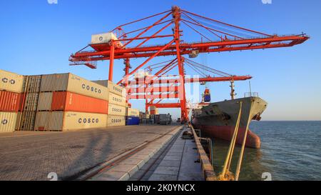 Qinzhou. 15. September 2009. Das am 15. September 2009 aufgenommene Foto zeigt den Betrieb von zwei 100.000-Tonnen-Containerliegeplätzen im gebundenen Hafengebiet des Hafens Qinzhou in Qinzhou, der Autonomen Region Guangxi Zhuang im Süden Chinas. Nach 30 Jahren Entwicklung wurde der Hafen von Qinzhou zu einem internationalen intermodalen Containerterminal für den Seeverkehr ausgebaut, der mehr als 60 Containerverkehrsrouten mit Verbindungen zu mehr als 200 Häfen in über 100 Ländern und Regionen der Welt betreibt. Quelle: Zhang Ailin/Xinhua/Alamy Live News Stockfoto