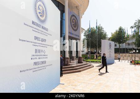 Samarkand. 14. September 2022. Das am 14. September 2022 aufgenommene Foto zeigt eine Außenansicht des Pressezentrums für die bevorstehende Tagung des Rates der Staats- und Regierungschefs der Shanghaier Organisation für Zusammenarbeit (SCO) 22. in Samarkand, Usbekistan. Quelle: Bai Xueqi/Xinhua/Alamy Live News Stockfoto